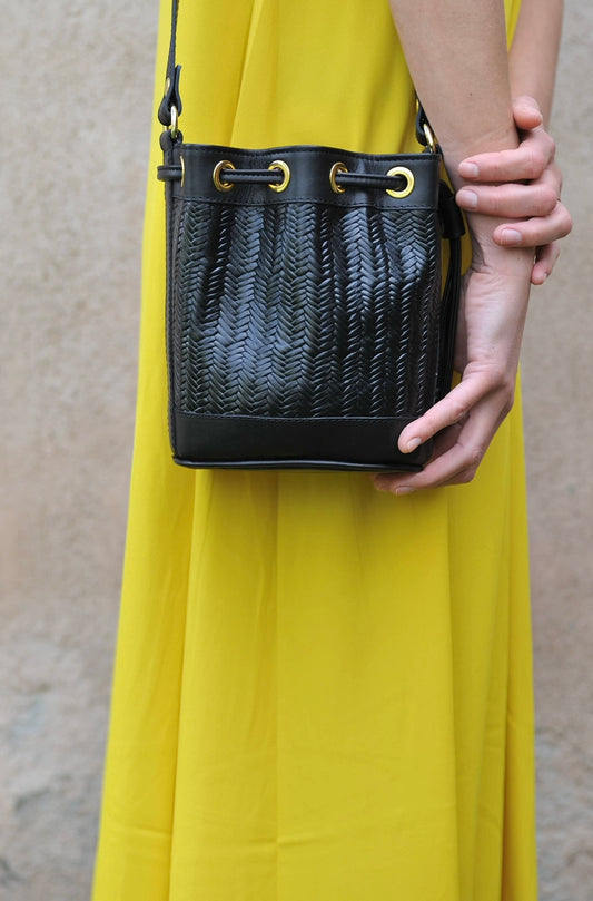 Amira mini Bucket woven leather Black