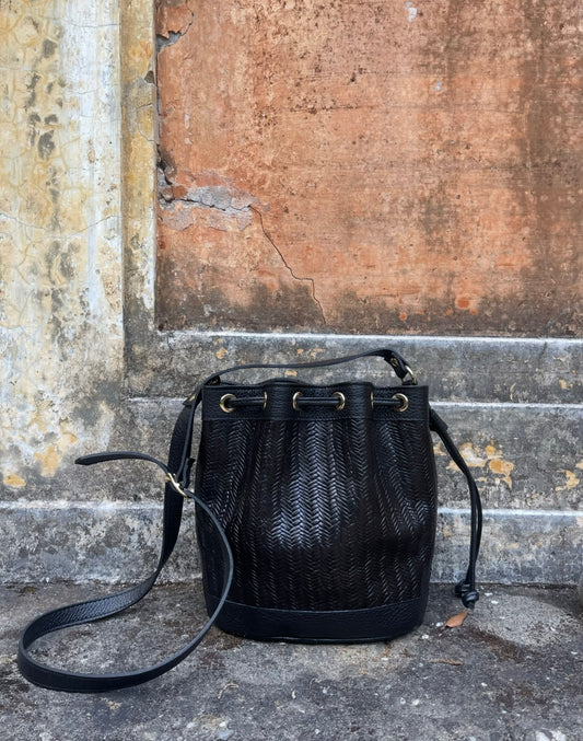 Amira medium Bucket Woven Black