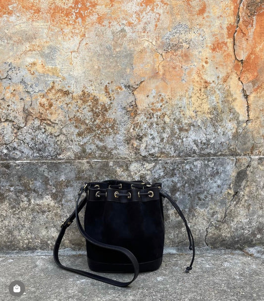 Borsa a secchiello media Amira in pelle scamosciata/pelle nera