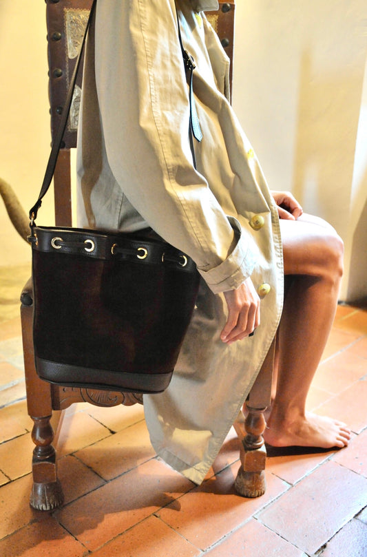 Borsa a secchiello media Amira in pelle scamosciata/pelle marrone scuro