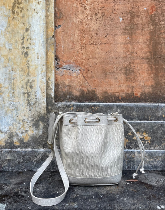 Secchiello medio Amira in pelle intrecciata beige