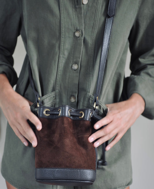 Amira Mini Bucket in pelle scamosciata marrone