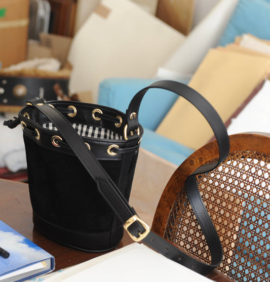 Amira Mini Bucket in pelle scamosciata/pelle nera