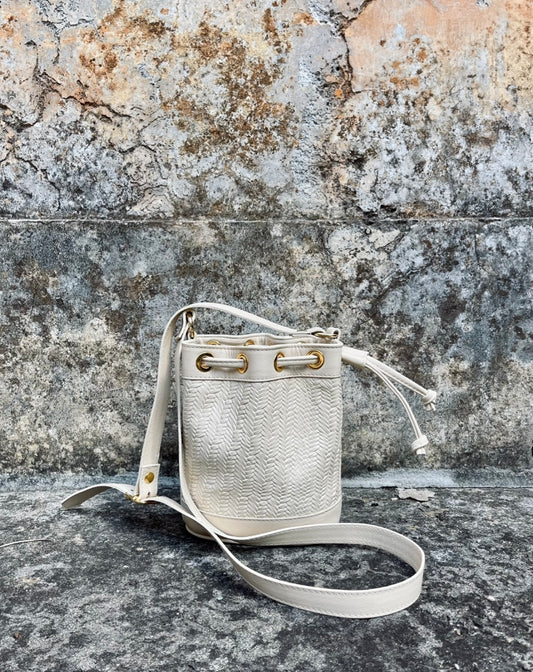 Amira Mini Bucket in pelle intrecciata beige